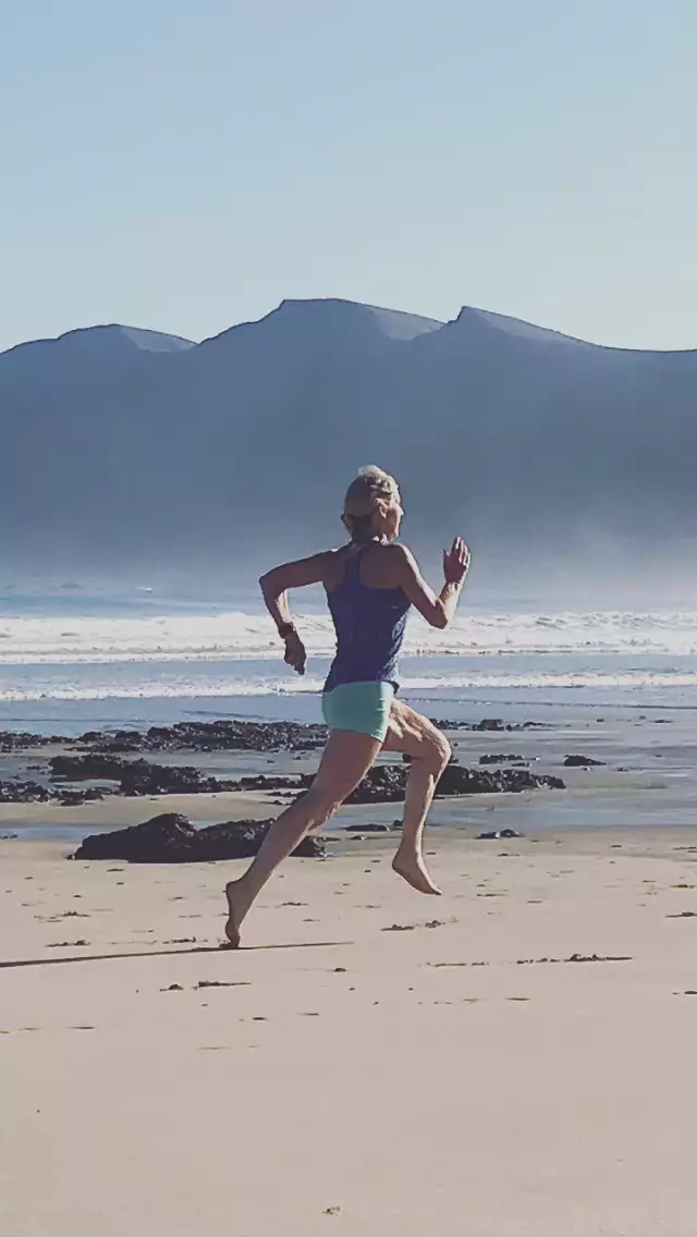 Julia Chi Taylor running along Famara beach